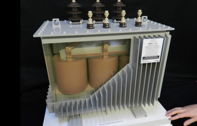 Model with cut-away internal view - Scale 1:2
